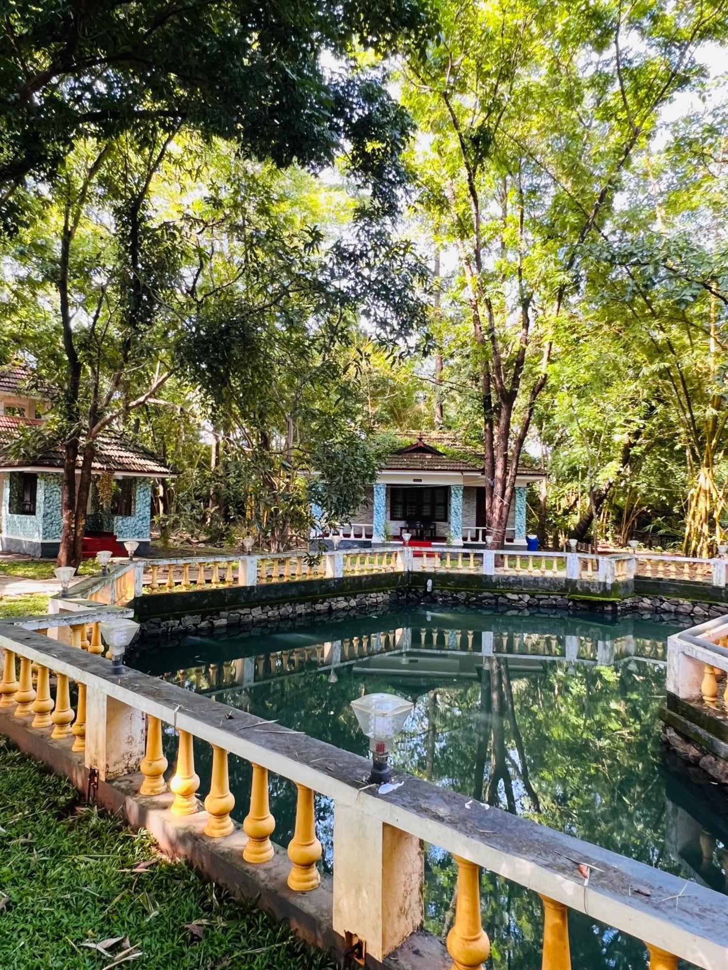 Surya Eco And Wedding Resort Thrissur ภายนอก รูปภาพ